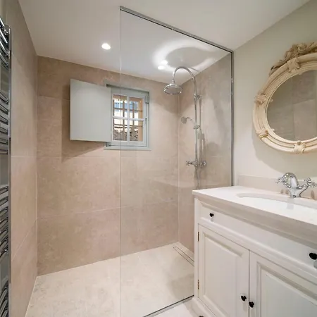 Luxury - Stunning 5 Bedroom To Rent *
